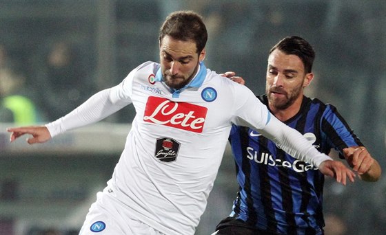 Gonzalo Higuain (vleov) z Neapole v souboji s Lukou Cigarinim z Atalanty...