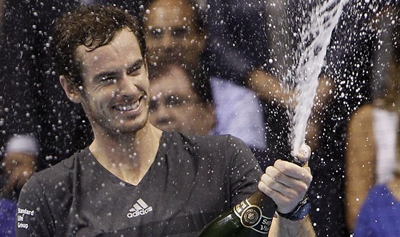 AMPASKÉ NA OSLAVU. Andy Murray slaví triumf na turnaji ve Valencii.
