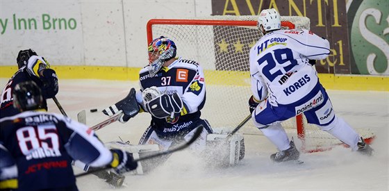 Brnenský Jakub Koreis (vpravoú) v anci ped brankou Vítkovic.