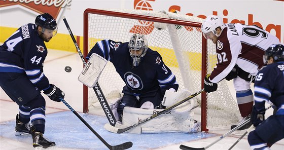 Ondej Pavelec z Winnipegu hlídá branku v duelu s Coloradem.