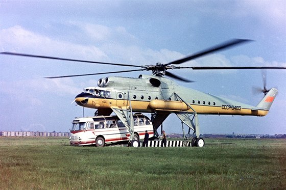 Vrtulník Mil-Mi10 si poradil i s autobusem