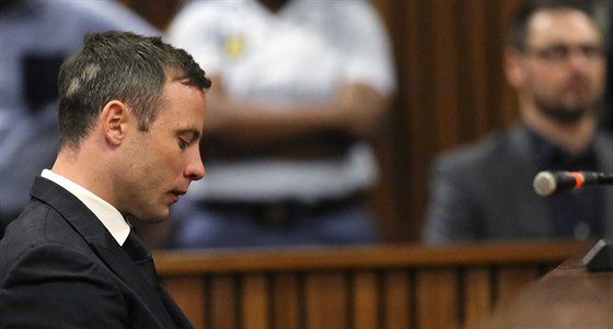 Oscar Pistorius krátce poté, co si vyslechl výi trestu (21. 10. 2014)