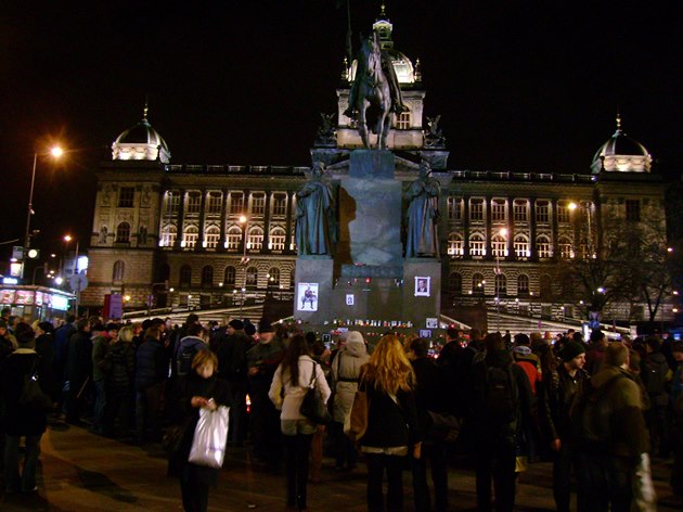 Na Václavské námstí pili lidé zavzpomínat také na Václava Havla.