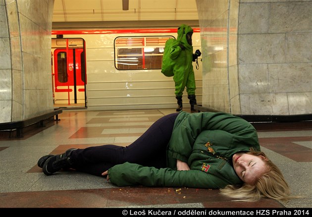 Stovky hasi, záchraná, voják a policist nacviovaly v praském metru...