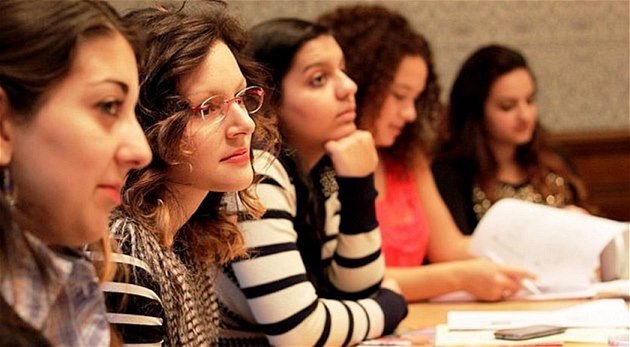 Studentky, které se ú�astnily politického výcviku po�ádaného organizací Slovo