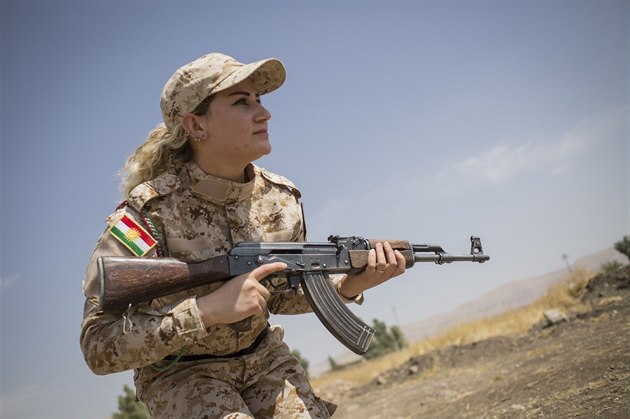 Bojovnice kurdských milic b�hem cvi�enív irácké provincii Sulajmaníja (27....