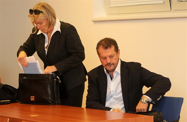 Jaroslav P�ikryl u m�stského soudu se svou obhájkyní B�lou Sedlá�kovou (22....