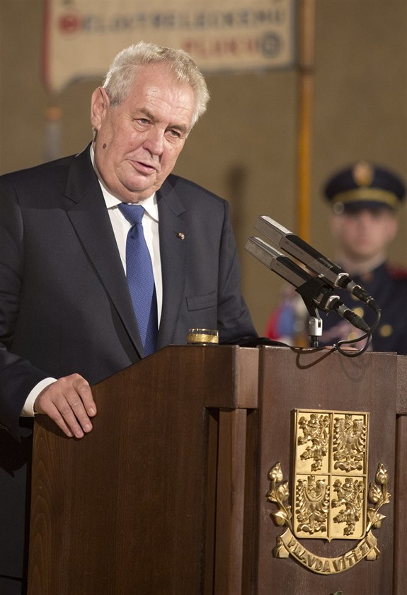 Prezident Milo� Zeman podal ústavní stí�nost na slu�ební zákon.