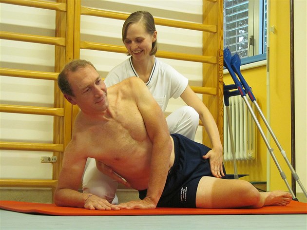 �ty�i týdny po operaci pánve Michal Stark piln� rehabilituje na...