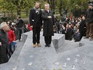 Odhalení památníku dezertér z wehrmachtu ve Vídni. Vlevo autor památníku Olaf...
