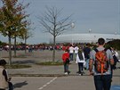 Do zápasu zbývají dv hodiny a tisíce lidí u proudí smrem k Allianz Aren.