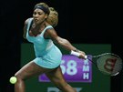 ELEGANTNÍ SÍLA. Serena Williamsová dobíhá míek v semifinále Turnaje mistry.