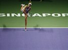 Ruská tenistka Maria arapovová podává v utkání Turnaje mistry proti Wozniacké.