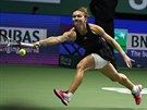 Rumunská tenistka Simona Halepová se natahuje po míku v utkání Turnaje mistry...
