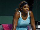 Americká tenistka Serena Williamsová se soustedí bhem utkání s Halepovou na...