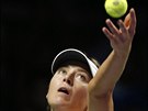 Ruská tenistka Maria arapovová podává na Turnaji mistry proti Kvitové.