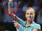 DÍKY! eská tenistka Petra Kvitová zdraví diváky v hale po vítzství nad...