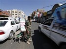 len Hútí na kontrolním stanoviti v Sanaa (15. íjna 2014).