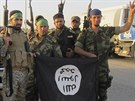 íittí bojovníci pózují s vlajkou Islámského státu, kterou strhli v Durfu...