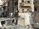 Mu zkoumá místo v Aleppu, kam podle aktivist dopadla raketa jednotek...