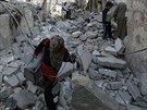 Civilisté zkoumají místo v Aleppu, kam podle aktivist dopadla raketa jednotek...