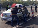 Policie u zajitného vozu Zdeka Ponerta po incidentu na praském Vítkov