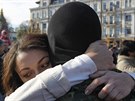 Dívka objímá svého pítele, který vstoupil do batalionu Azov.