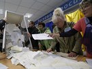 Komise v jedné z volebních místností v ukrajinské metropoli Kyjev poítá hlasy...