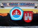 Grafitti s motivem Slovanu Bratislava poblí stadionu, kde se zápas odehraje.