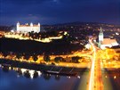 Dunaj, hrad, noc... A pod hradem a nad Dunajem plno pivtivých podnik. To...
