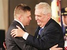 Prezident Milo Zeman a slovenský premiér Robert Fico pi slavnostním pedávání...