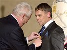 Prezident Milo Zeman pedává medaili za zásluhy reiséru Filipu Renovi pi...