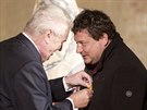Prezident Milo Zeman pedává medaili za zásluhy reiséru Robertu Sedlákovi...