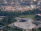 Letecký pohled na obchodní centrum Frýda (dole), halu Polárka (nad Frýdou) a...
