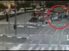Kamera zachytila útok autem na izraelské zastávce.
