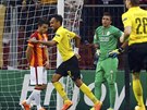 Pierre-Emerick Aubameyang z Dortmundu (tetí zleva) slaví gól do síte...