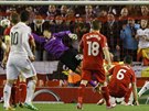 Cristiano Ronaldo (druhý zprava) z Realu Madrid stílí gól Liverpoolu v utkání...