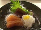 Japonská delikatesa otsukuri. Plátky syrových ryb podávaných s jemn krájenou...