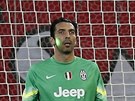 Tvá brankáe Gianluigiho Buffona z Juventusu Turín osvítil v prbhu zápasu...