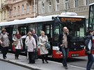 Vtina lidí pestupuje z autobusu na tramvaj na Újezd.