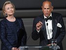 Módní návrhá Oscar de la Renta oblékal i první dámu Hillary Clintonovou....