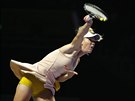 Caroline Wozniacká podává v zápase s Petrou Kvitovou