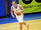 Basketbalista MMCITÉ Brno Ondej ika dribluje v utkání proti Ostrav.