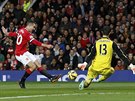 Robin van Persie z Manchesteru United zkouí pekonat gólmana Chelsea Thibauta...