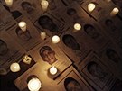 Lidé zapalují svíky u portrét 43 student, kteí zmizeli 26. záí (Monterrey,...