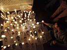 Lidé zapalují svíky u portrét 43 student, kteí zmizeli 26. záí (Monterrey,...