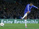 TREFA. Loic Remy z Chelsea stílí gól proti Mariboru.