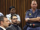 Bratr Oscara Pistoriuse Carl u soudu, který rozhodoval o výi trestu pro...