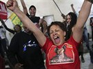 Píznivci brazilské prezidentky Dilmy Rousseffové se radují poté, co první...