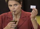 Brazilská prezidentka Dilma Rousseffová ukazuje potvrzení z elektronického...
